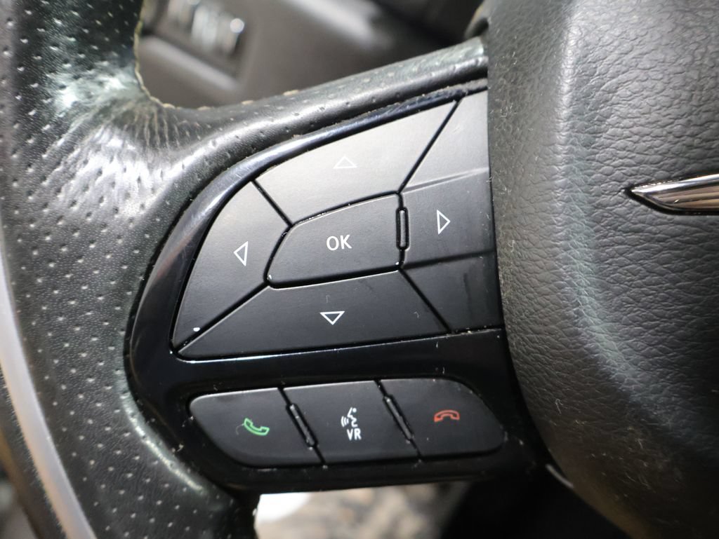 Used 2021 Chrysler Pacifica Limited w/ Uconnect Theater Family Group FWD image 29