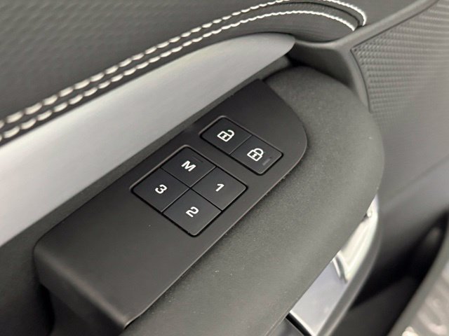 Used 2025 Land Rover Discovery Dynamic SE AWD/4WD image 22