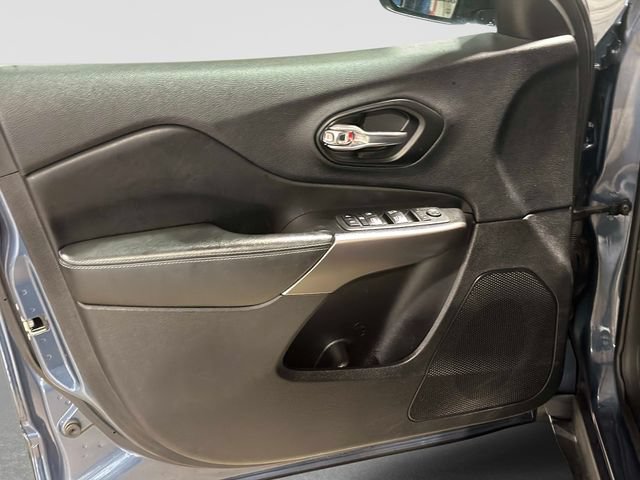 Used 2021 Jeep Cherokee Latitude FWD image 16