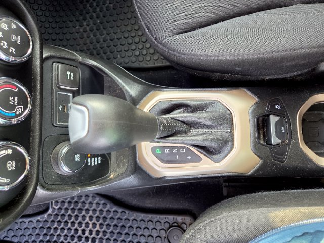 Used 2016 Jeep Renegade Latitude w/ Cold Weather Group AWD/4WD image 9