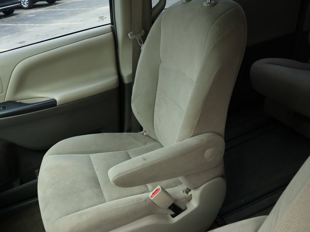 Used 2017 Toyota Sienna L FWD image 25