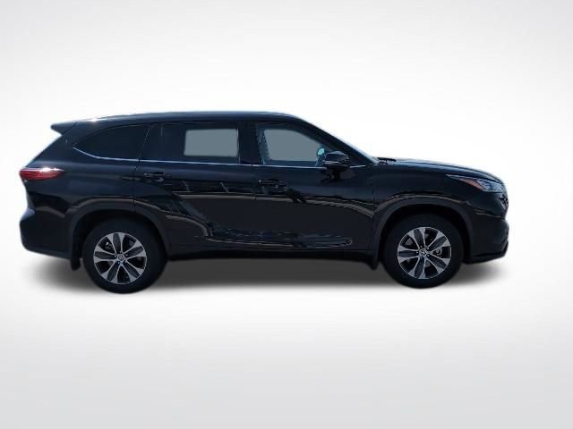Used 2020 Toyota Highlander XLE image 4
