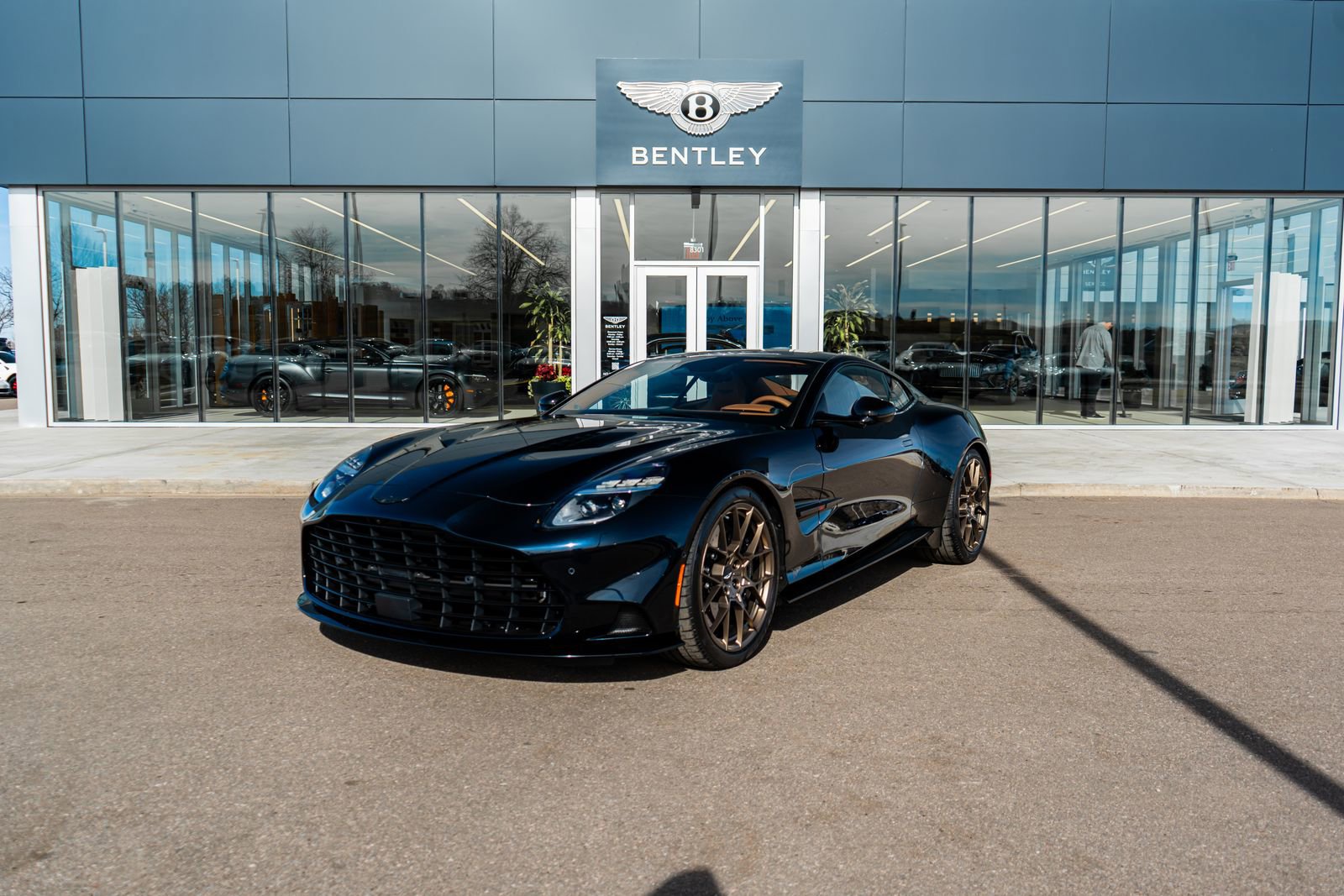 Used 2025 Aston Martin Vanquish image 1