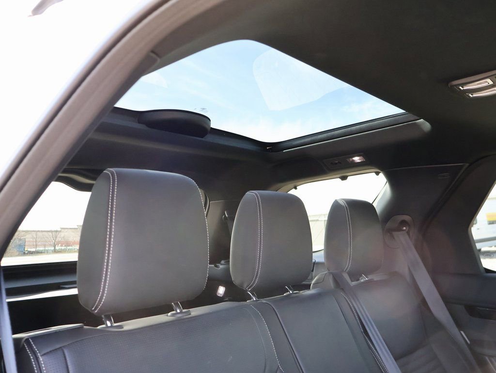 Used 2025 Land Rover Discovery S image 13
