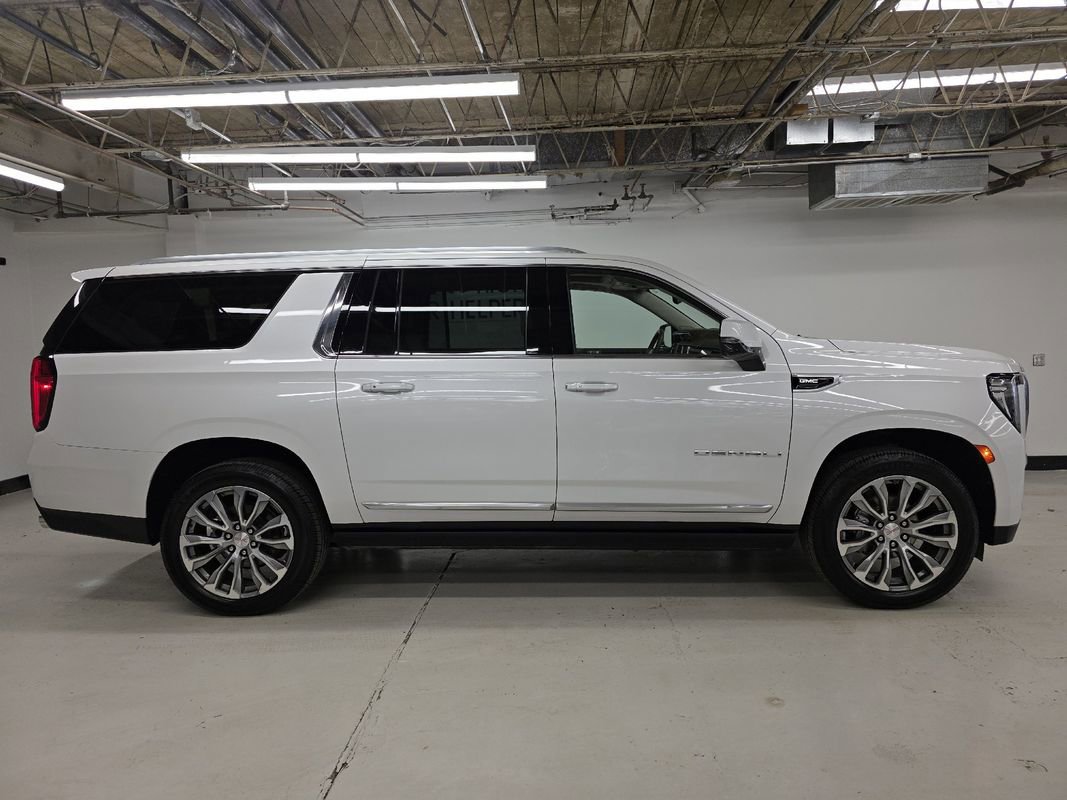 Used 2021 GMC Yukon XL Denali w/ Denali Premium Package AWD/4WD image 10