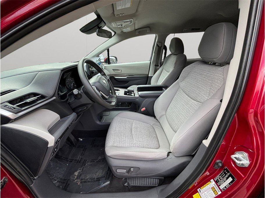 Used 2021 Toyota Sienna LE FWD image 2