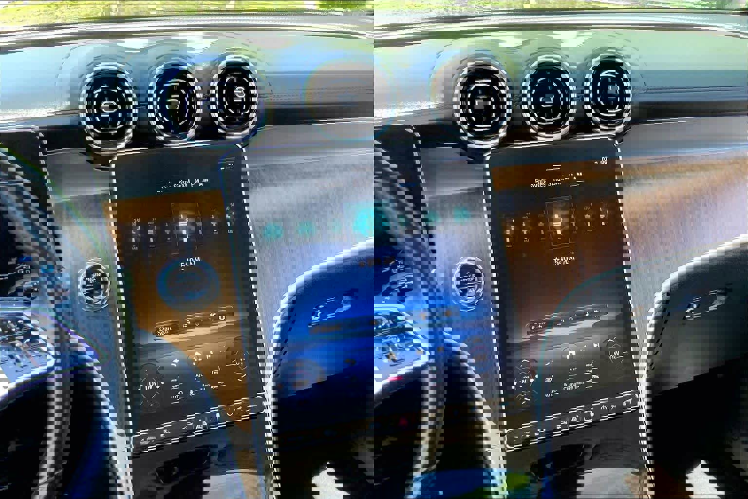 Used 2024 Mercedes-Benz GLC 300 image 7