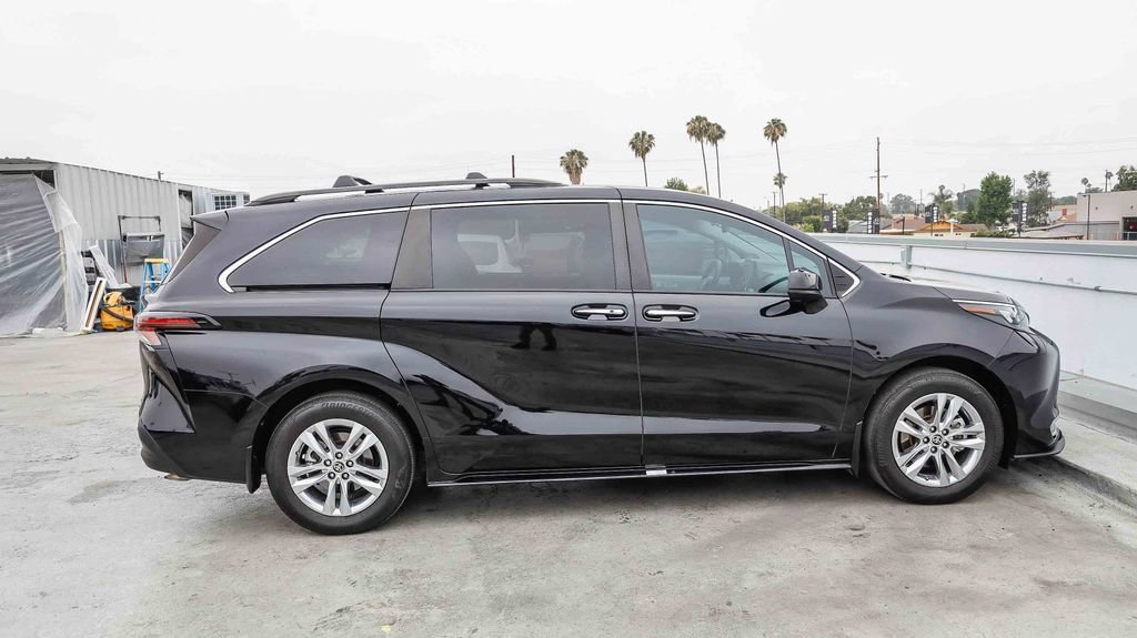 Used 2024 Toyota Sienna XLE w/ XLE Plus Package FWD image 13