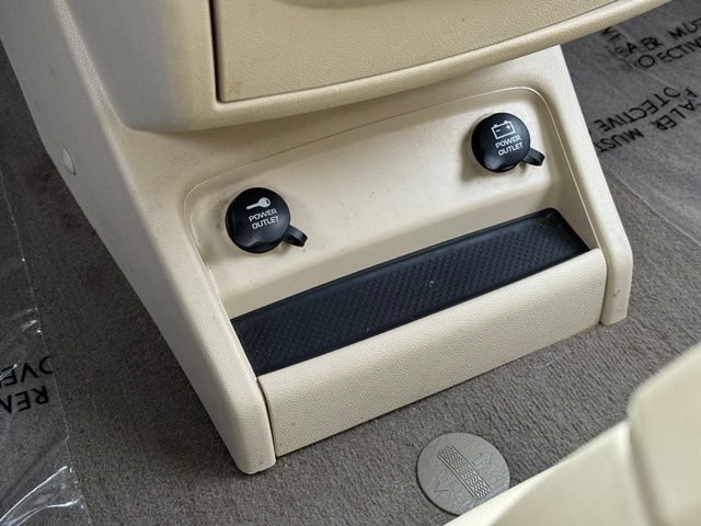 Used 2010 Volkswagen Routan SEL FWD image 19