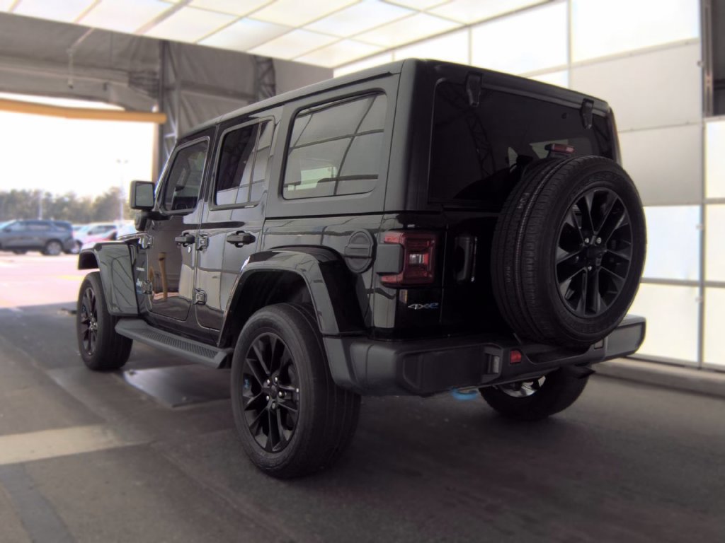 Used 2022 Jeep Wrangler Unlimited Sahara w/ Cold Weather Group AWD/4WD image 4