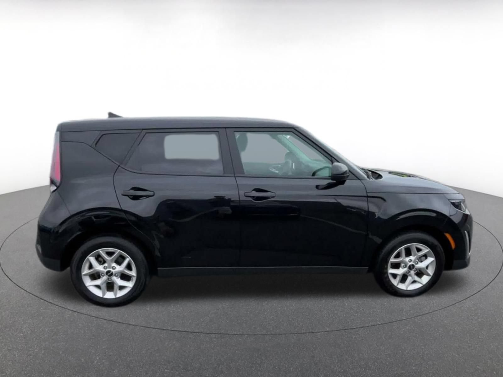 Used 2025 Kia Soul LX w/ LX Technology Package FWD image 15