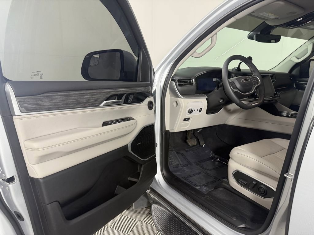 Used 2022 Jeep Wagoneer Series III AWD/4WD image 10