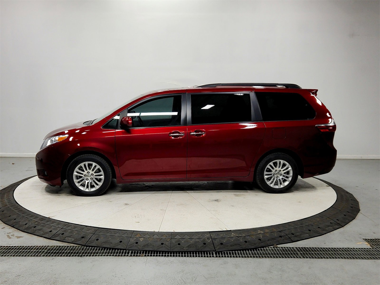 Used 2015 Toyota Sienna XLE Premium image 4