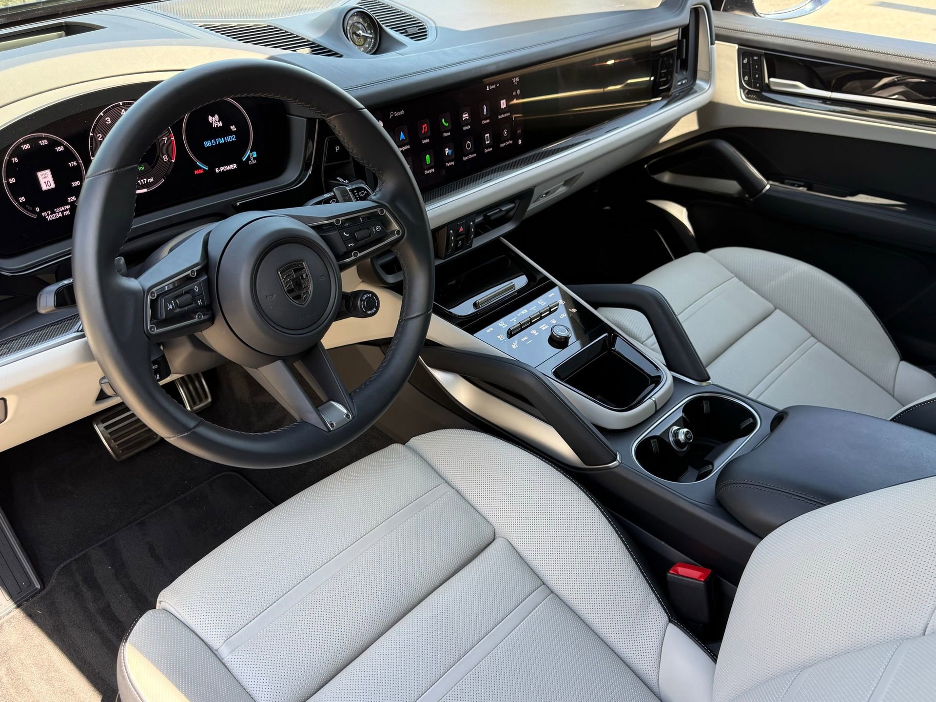 Certified 2025 Porsche Cayenne Turbo image 4