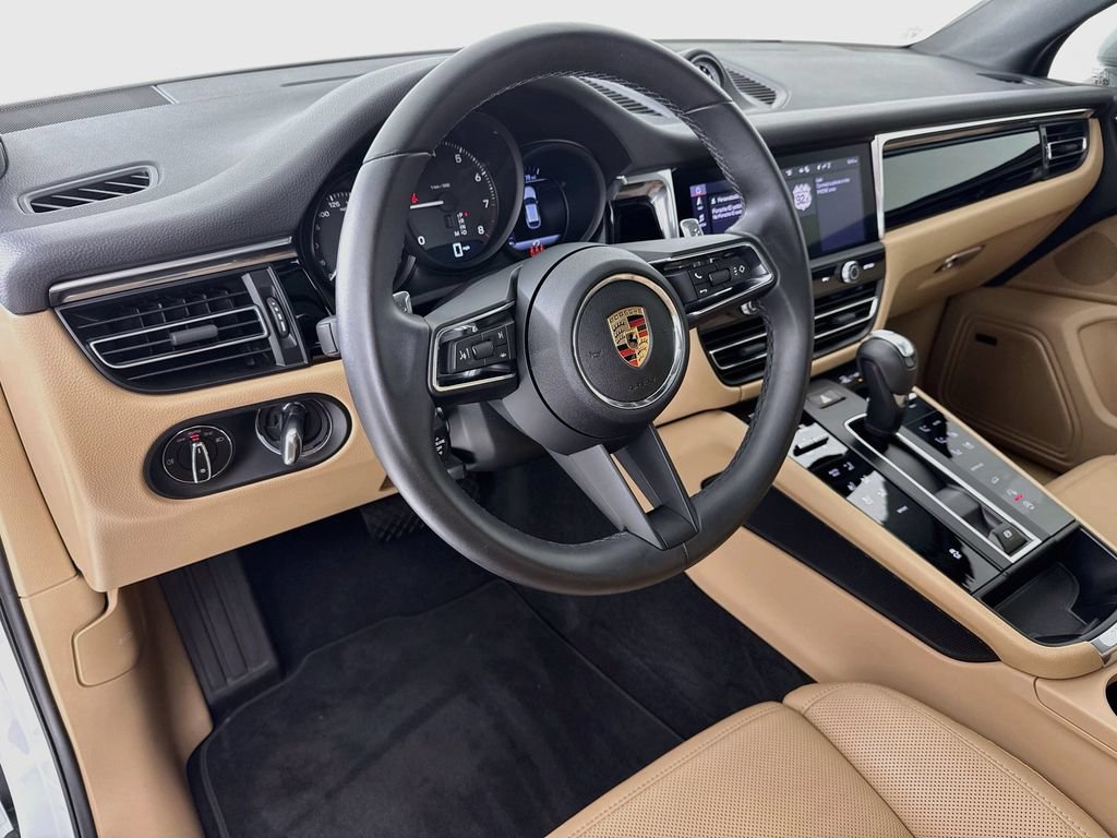 Certified 2025 Porsche Macan AWD/4WD image 4