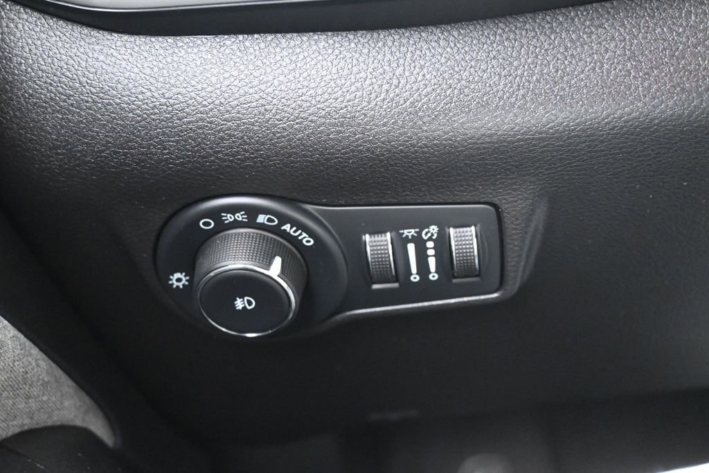 Used 2023 Jeep Compass Latitude AWD/4WD image 17