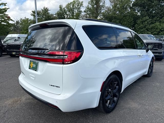 Used 2025 Chrysler Pacifica Limited FWD image 18