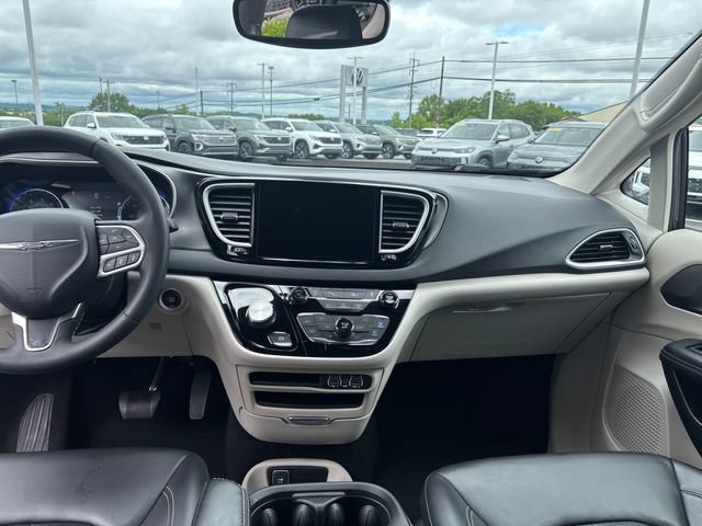 Used 2023 Chrysler Pacifica Touring-L FWD image 12