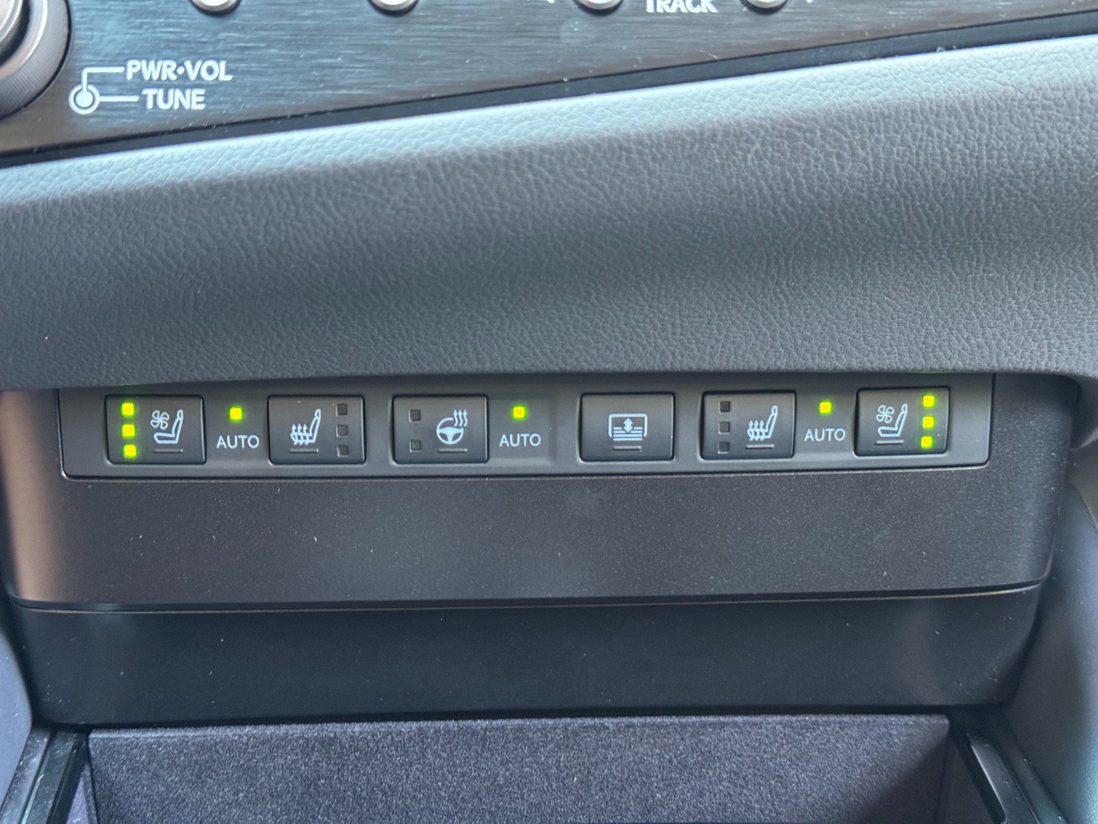 Used 2024 Lexus ES 300h w/ Accessory Package (Z2) FWD image 32