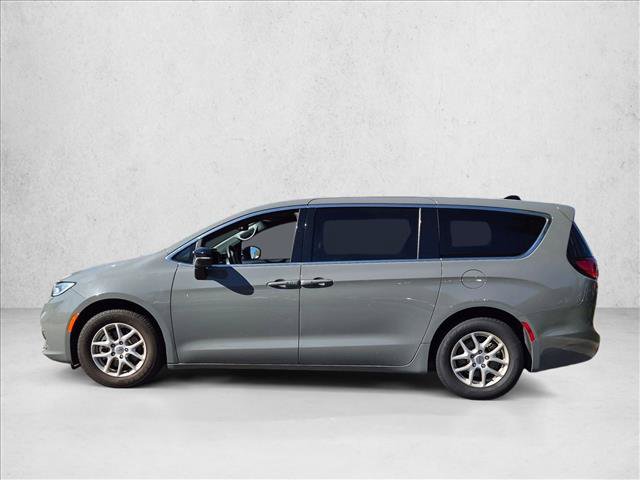 Used 2025 Chrysler Pacifica Select FWD image 7