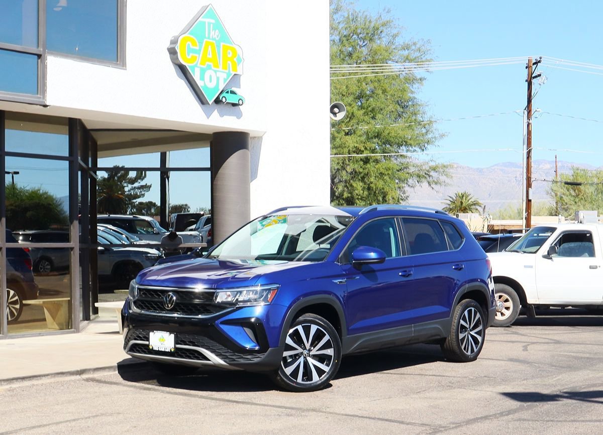 Used 2023 Volkswagen Taos SE FWD image 2