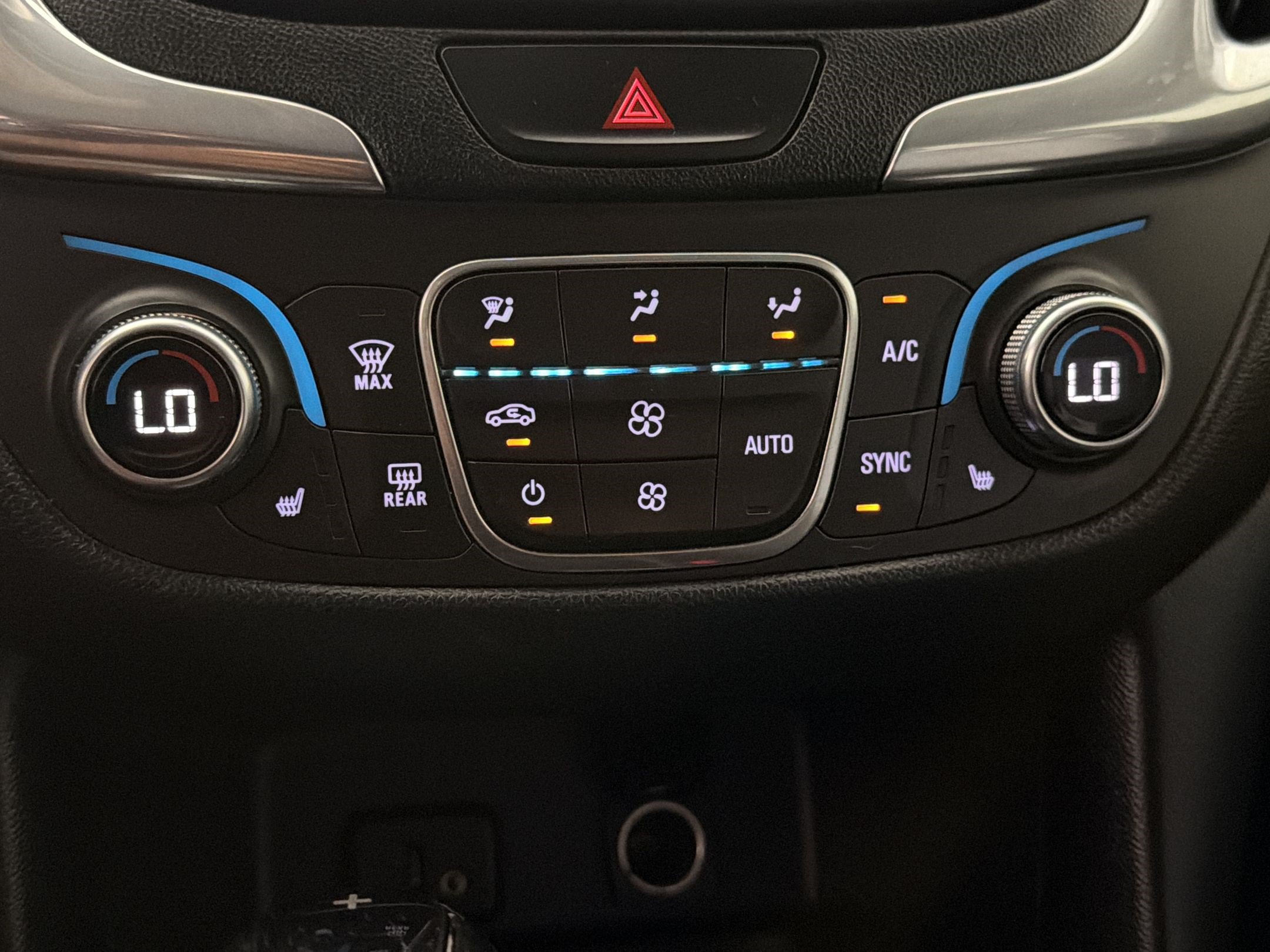 Used 2018 Chevrolet Equinox LT FWD image 16