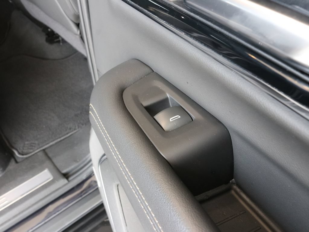 Used 2025 GMC Yukon XL Elevation AWD/4WD image 40