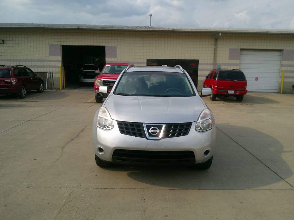 Used 2010 Nissan Rogue SL w/ Moonroof Pkg image 2