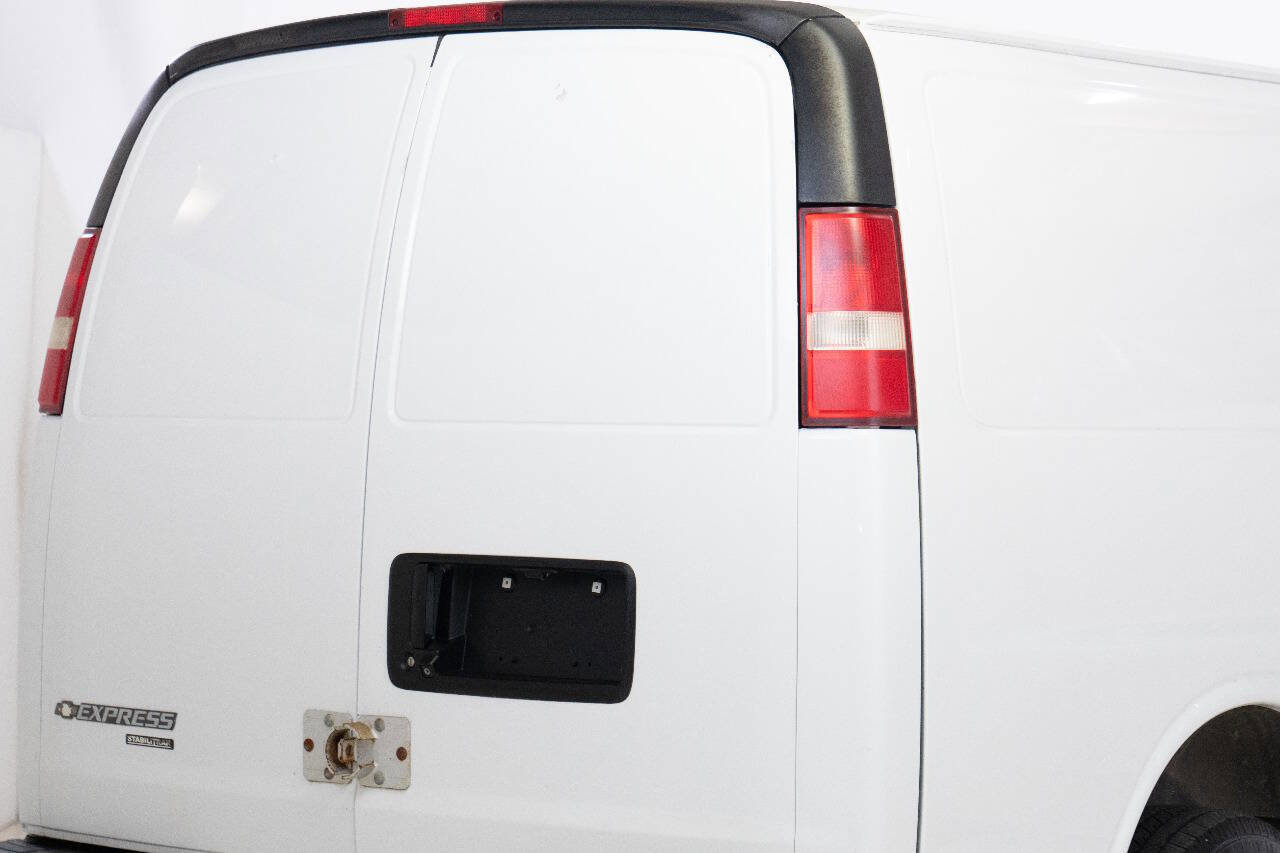 Used 2014 Chevrolet Express 3500 Extended RWD image 19