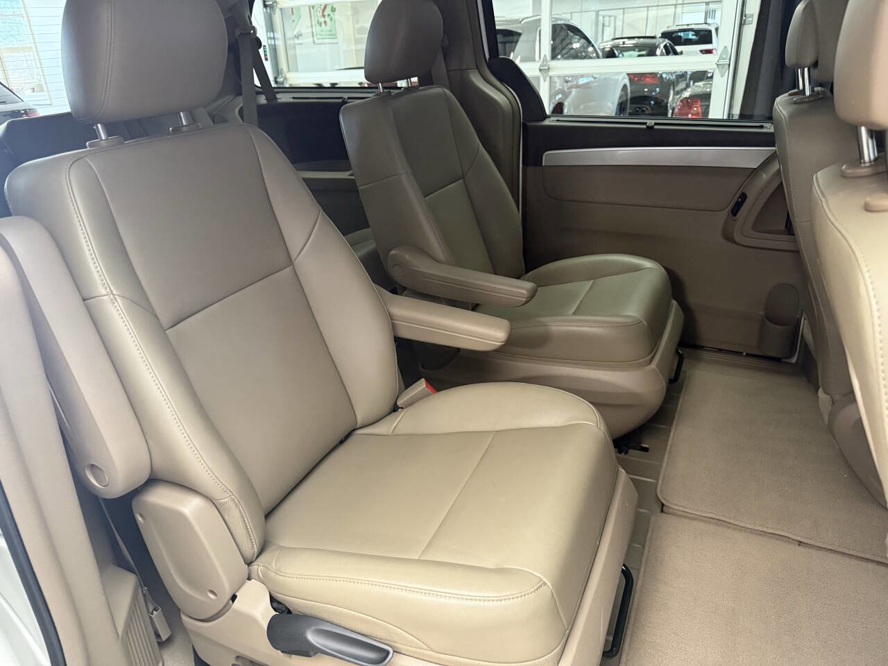 Used 2012 Volkswagen Routan SE FWD image 21
