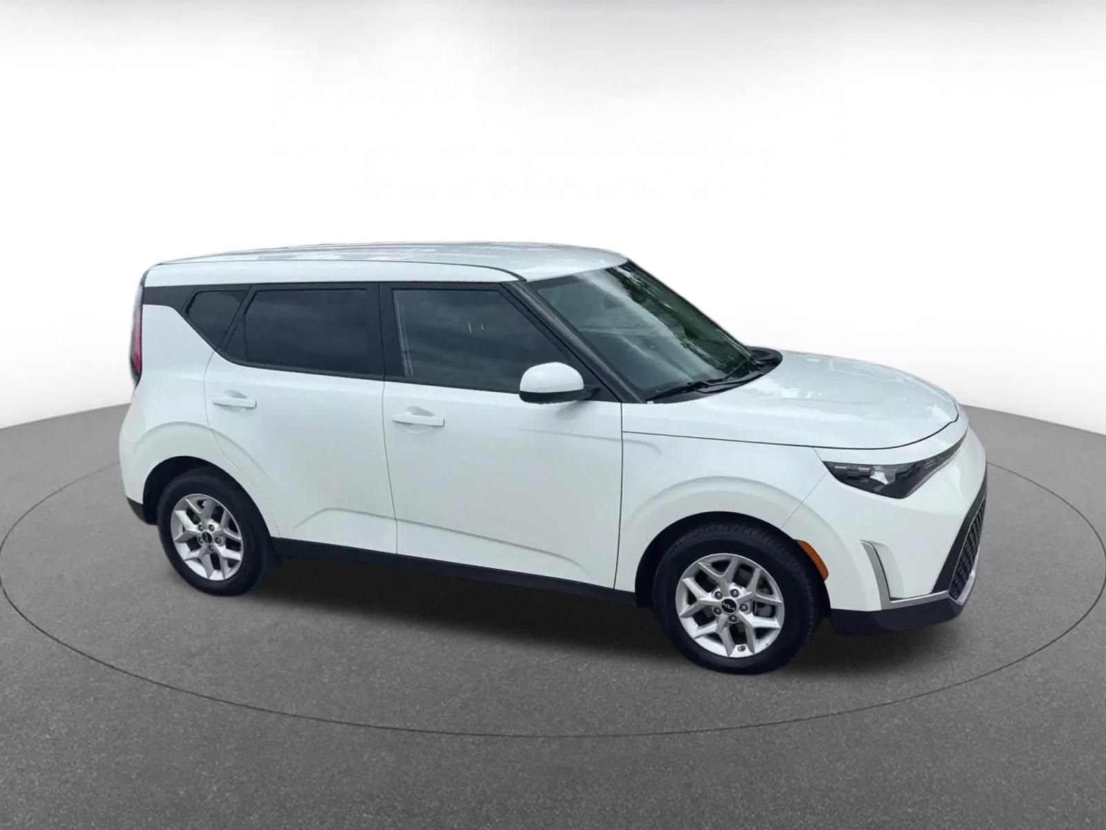 Used 2025 Kia Soul LX w/ LX Technology Package FWD image 2