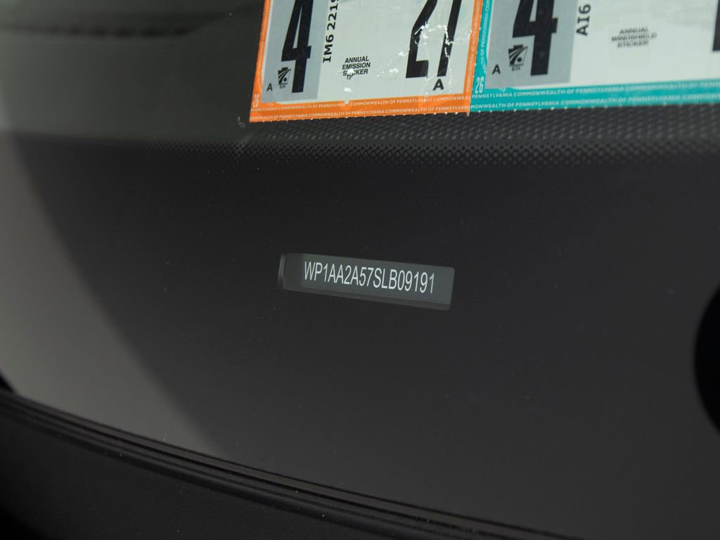 Certified 2025 Porsche Macan AWD/4WD image 43