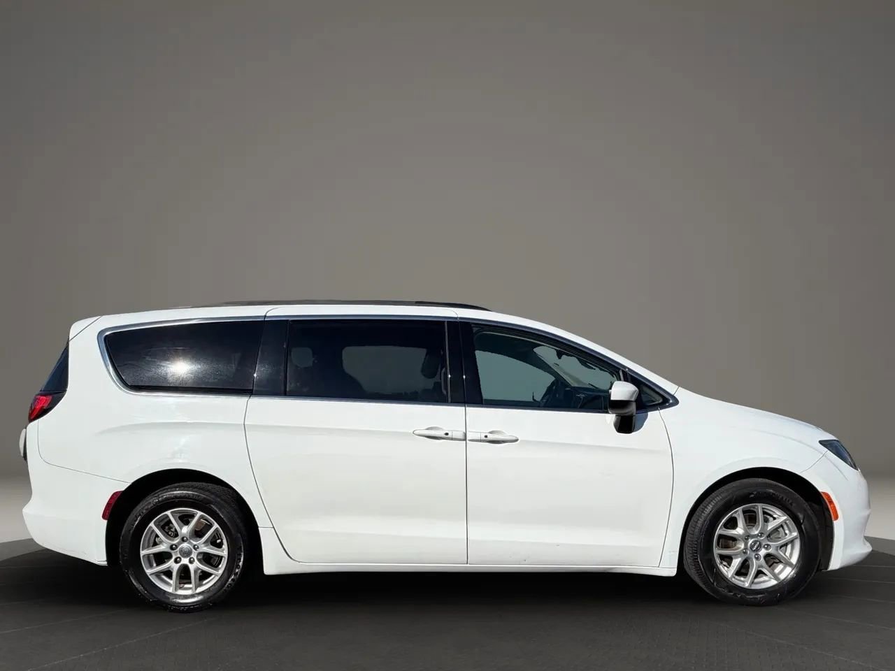 Used 2020 Chrysler Voyager Lxi FWD image 4