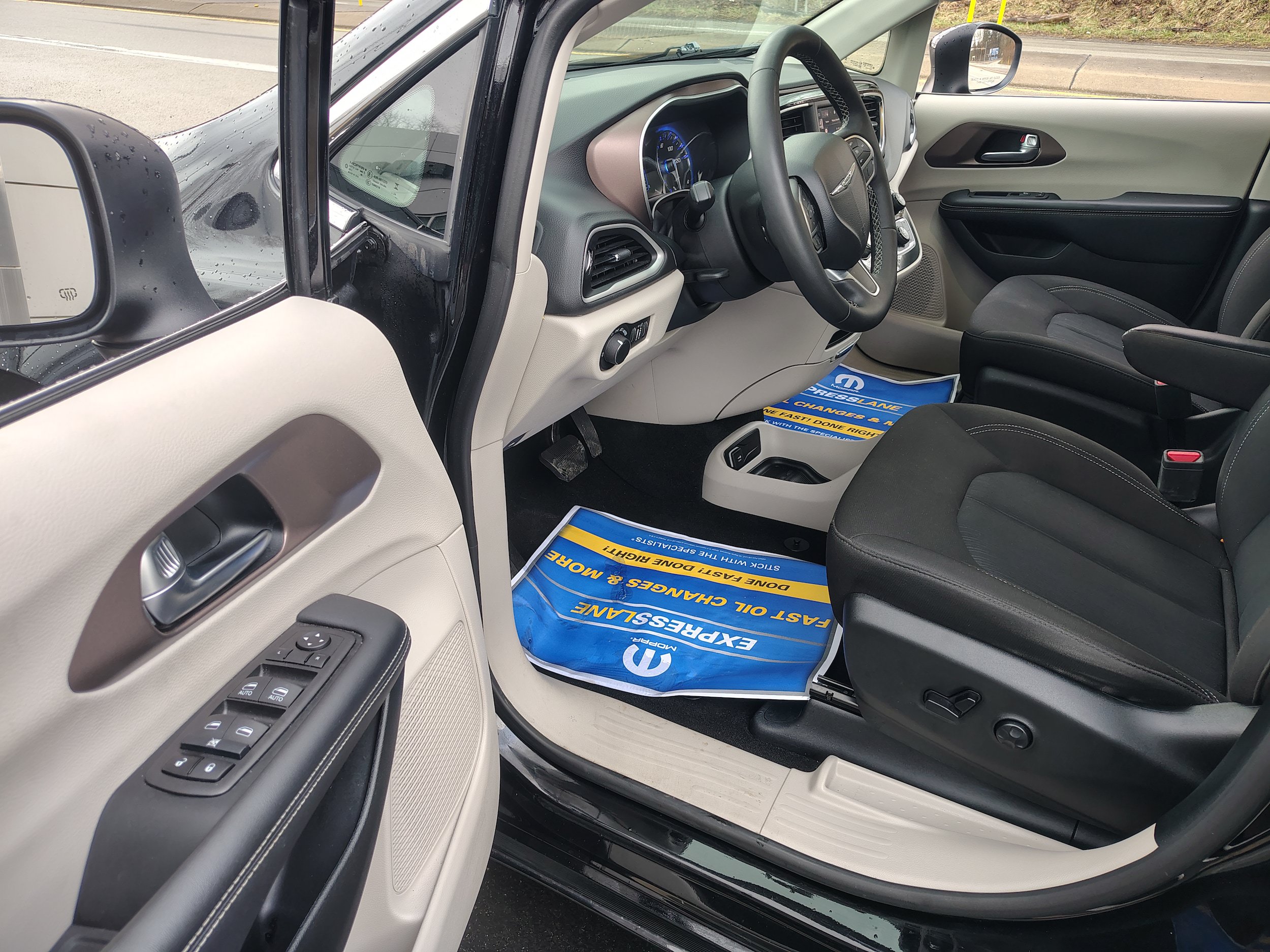 Certified 2024 Chrysler Voyager LX FWD image 29