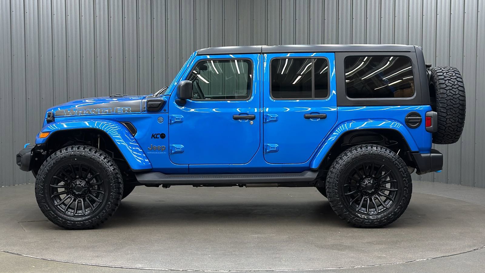 Used 2024 Jeep Wrangler Unlimited w/ Convenience Group AWD/4WD image 2