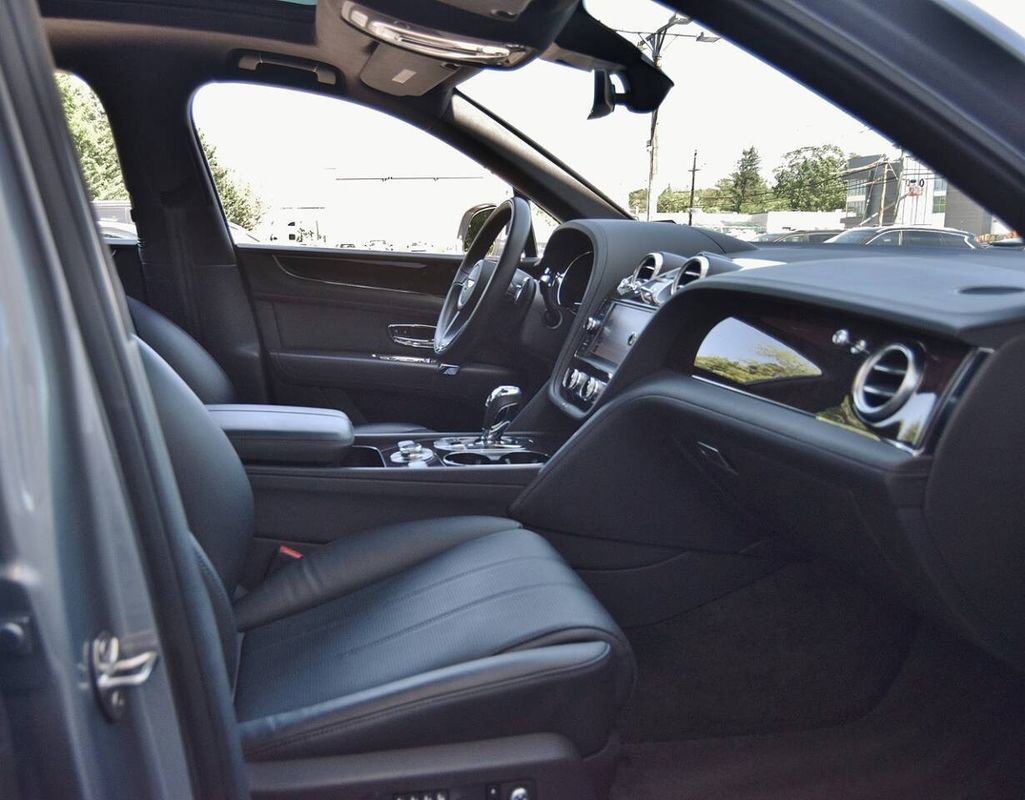 Used 2019 Bentley Bentayga image 22