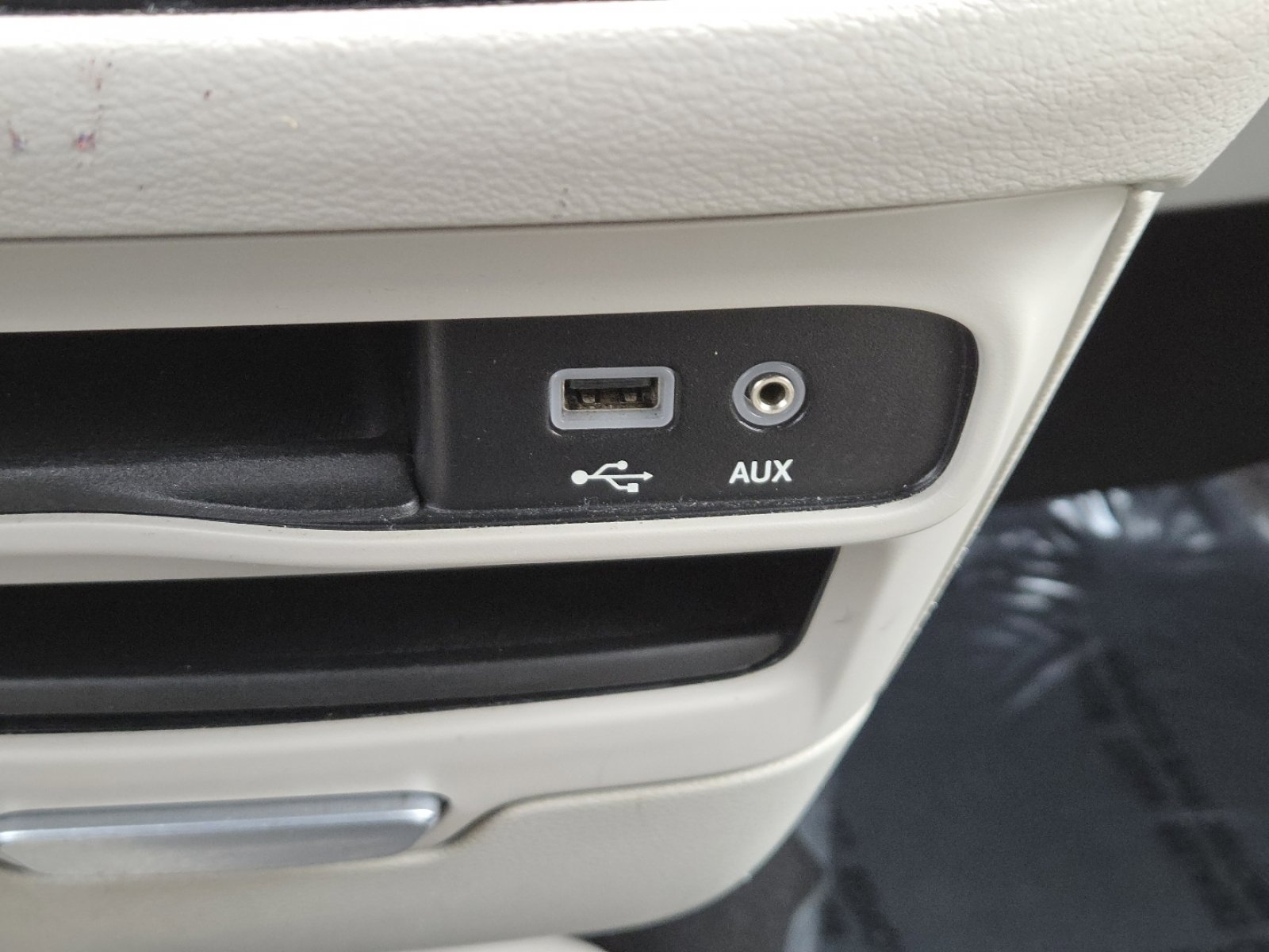 Used 2017 Chrysler Pacifica Touring-L w/ Tire & Wheel Group image 28