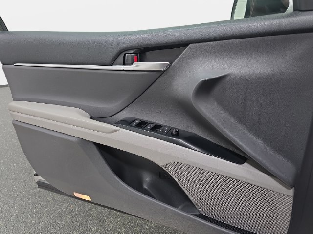 Used 2018 Toyota Camry LE FWD image 25