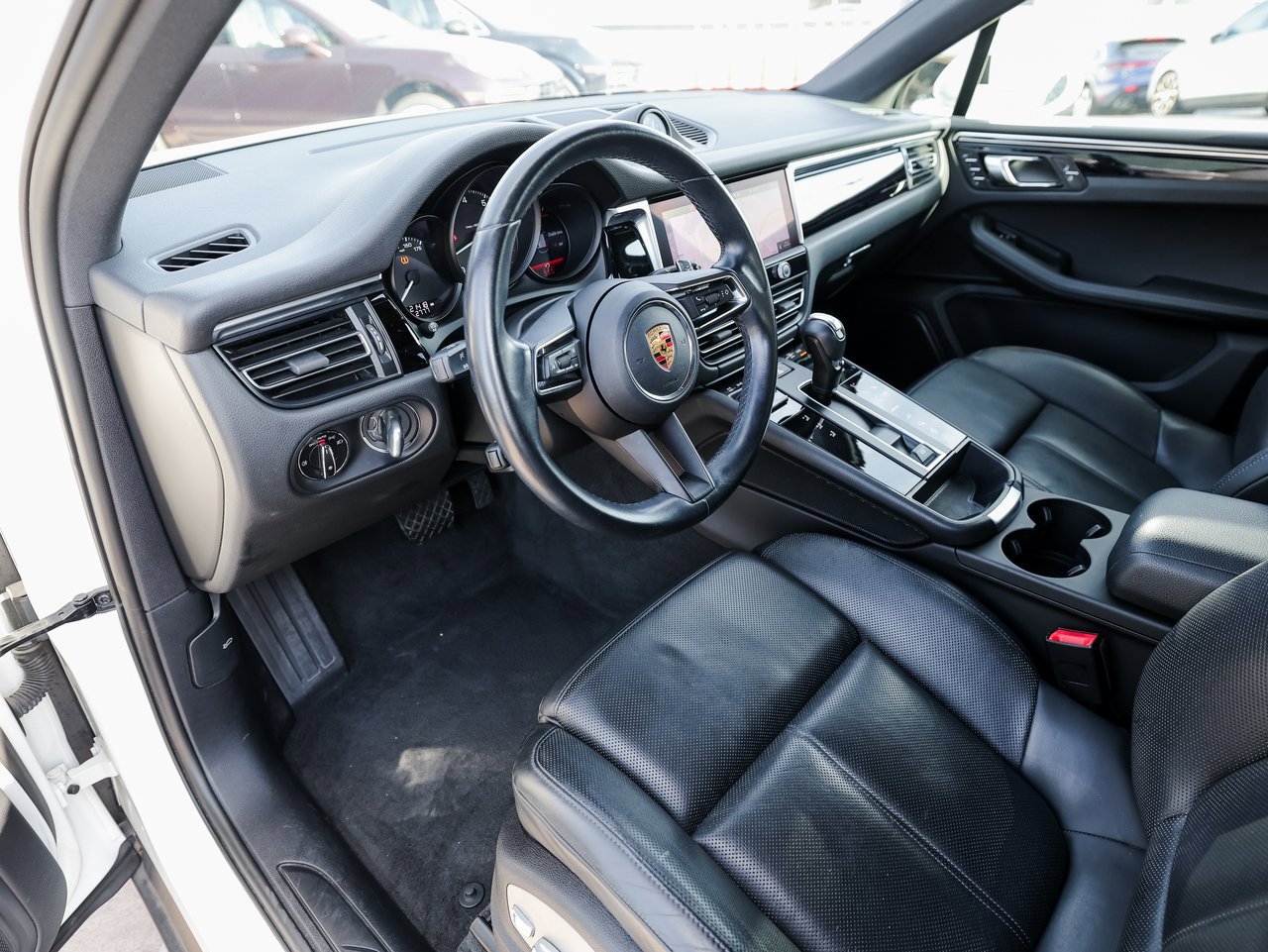 Certified 2023 Porsche Macan image 4