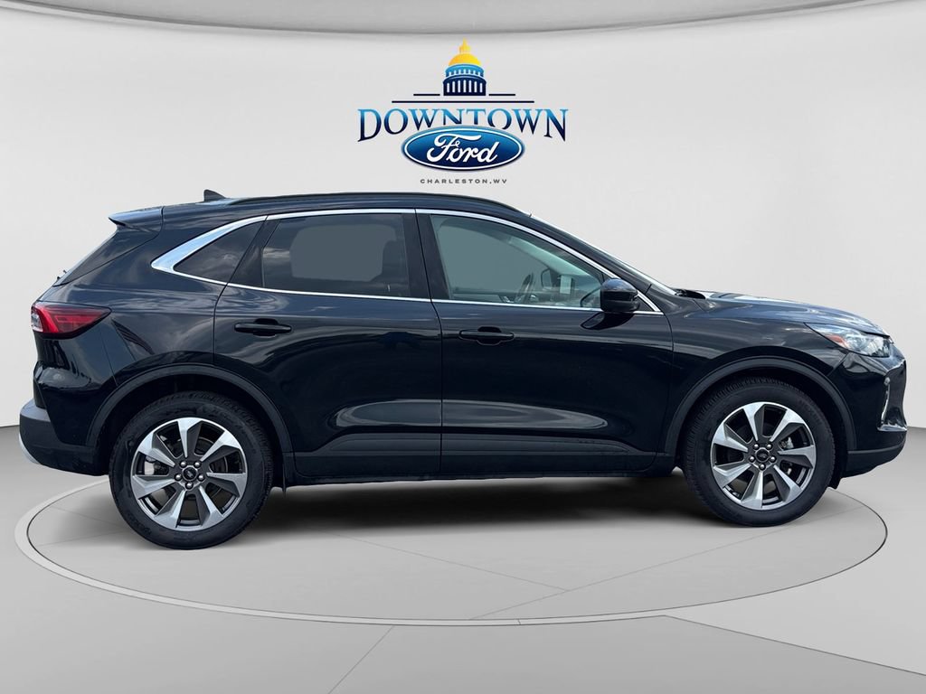 Used 2023 Ford Escape Platinum AWD/4WD image 2