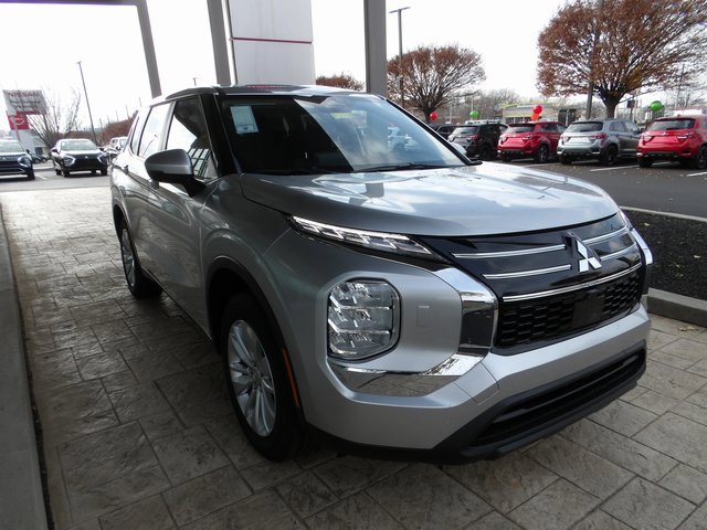 New 2025 Mitsubishi Outlander ES image 3