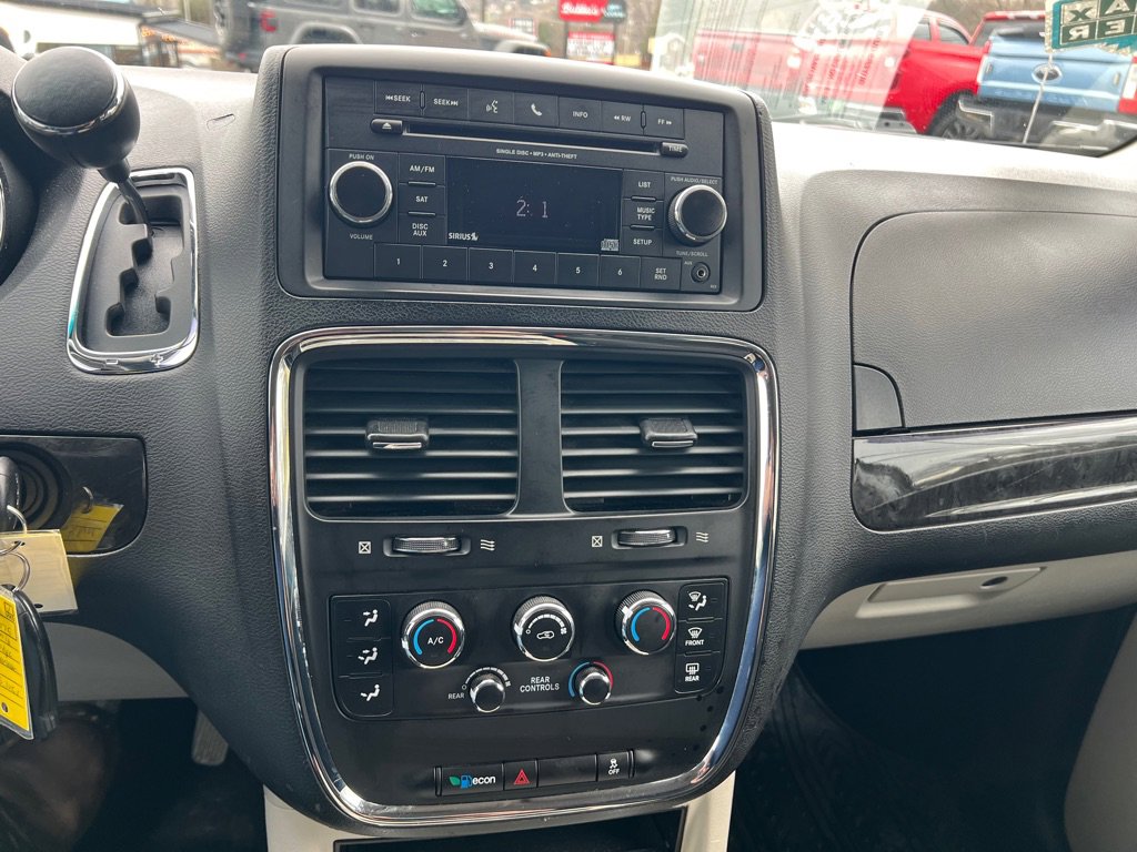 Used 2016 Dodge Grand Caravan SXT w/ UConnect Hands-Free Group image 29