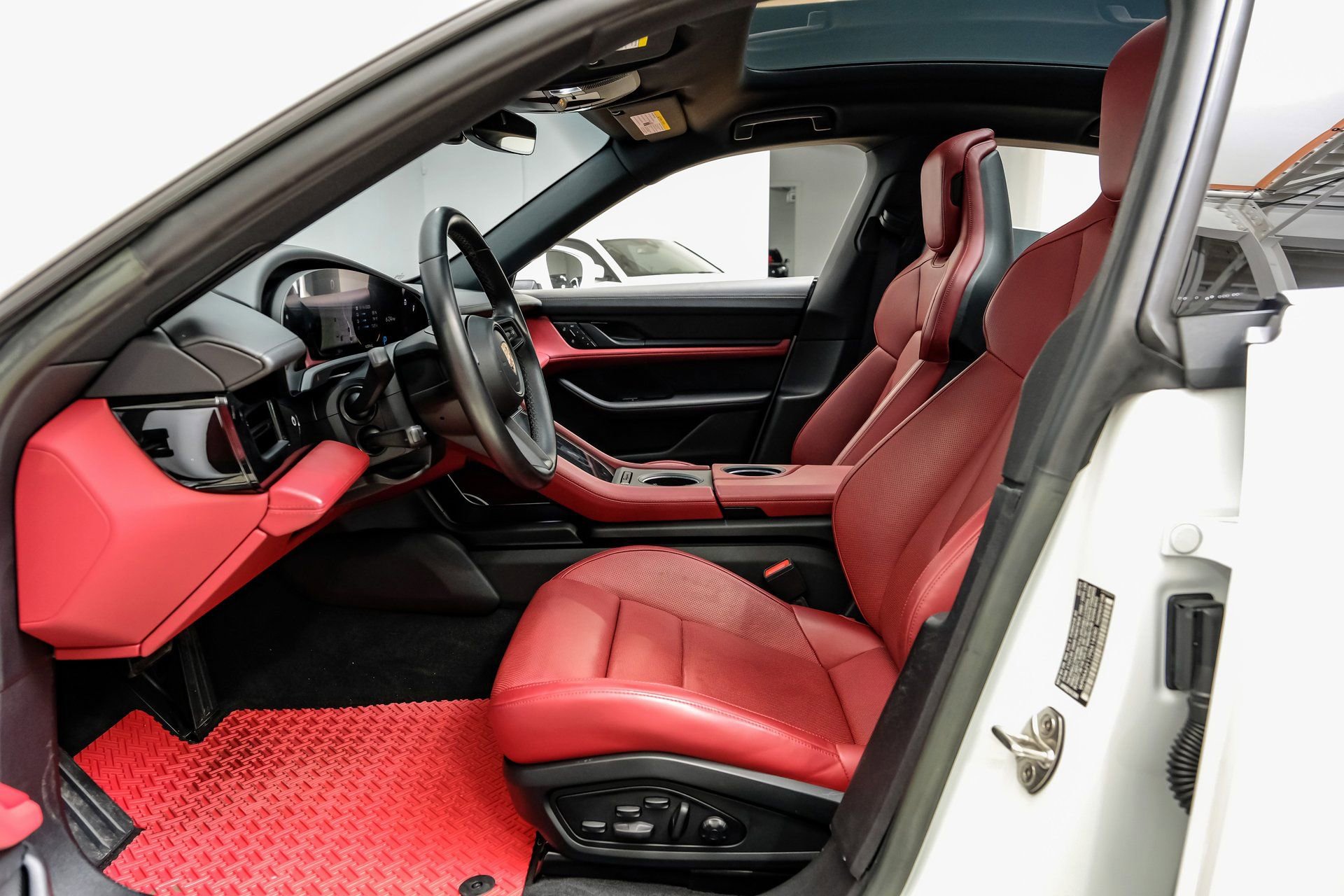 Used 2023 Porsche Taycan image 4