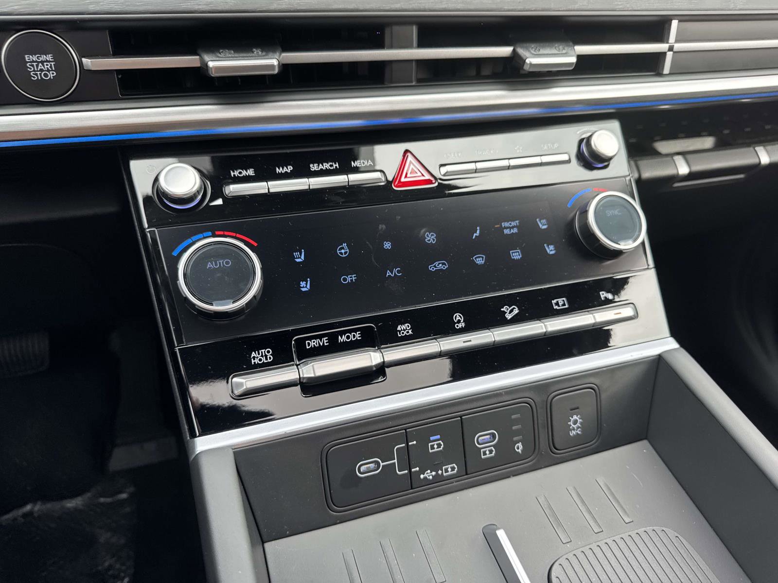 Used 2025 Hyundai Santa Fe Limited image 11