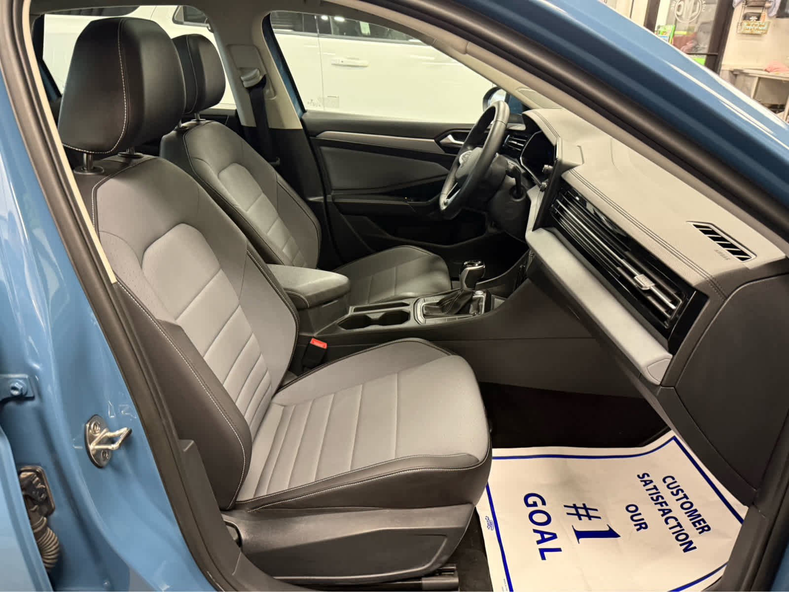 Used 2025 Volkswagen Jetta SE image 13
