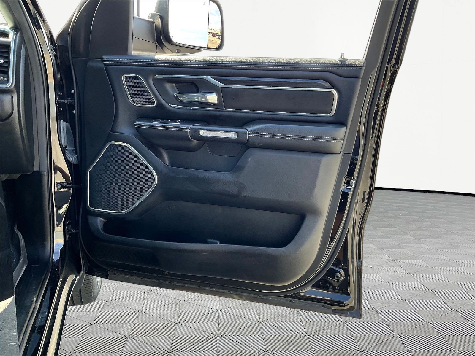 Used 2023 RAM 1500 Laramie AWD/4WD image 28