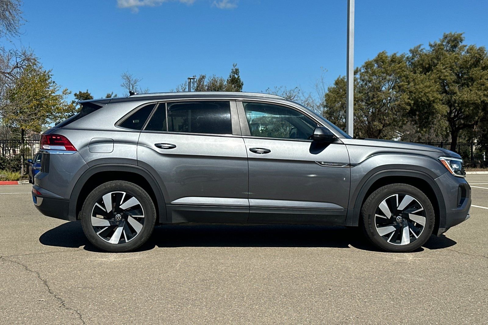 Used 2024 Volkswagen Atlas Cross Sport SE image 3