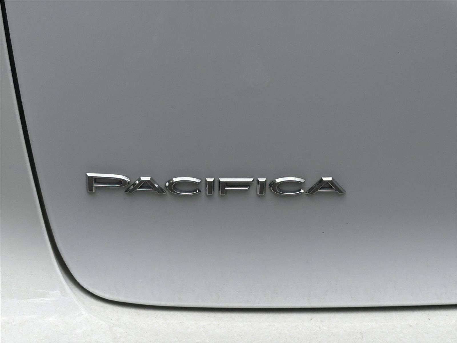 Used 2023 Chrysler Pacifica Touring-L FWD image 14