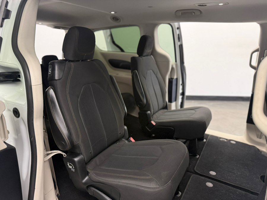 Used 2017 Chrysler Pacifica Touring w/ Tire & Wheel Group FWD image 47