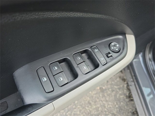 Used 2023 Hyundai Venue SEL image 15
